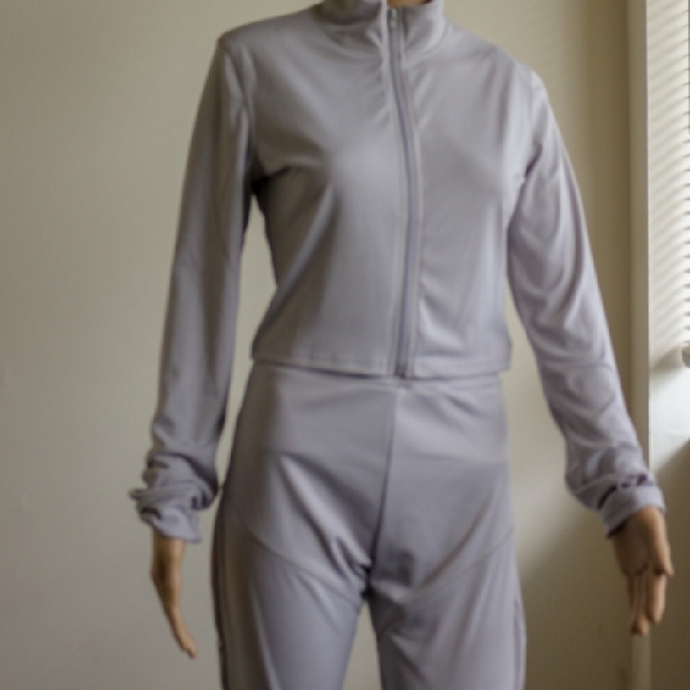 Woman's silver jogging suit size medium (brand new